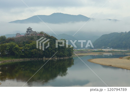 肱川沿いの大洲城（川奥の鉄橋には特急宇和海） 120794789