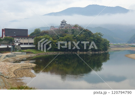 朝霧が掛かる肱川沿いの大洲城(愛媛県大洲市) 朝霧が掛かる肱川沿いの大洲城(愛媛県大洲市) 120794790