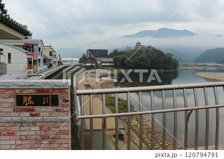 朝霧が掛かる肱川沿いの大洲城（愛媛県大洲市） 120794791