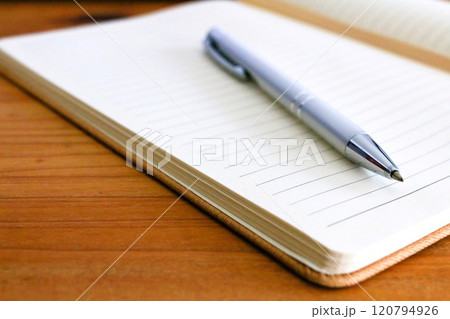 ノートとペン　筆記用具　教育イメージ 120794926