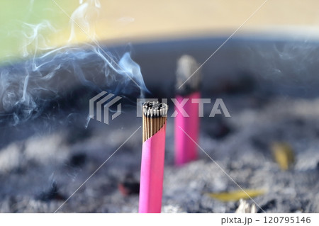 常香炉に立てた線香の束 常香炉に立てた線香の束 120795146