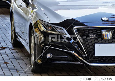 自動車イメージ　15代目クラウンの警察車両　パトカー 120795339
