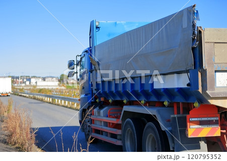 ダンプトラック 120795352