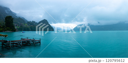 ブリエンツ湖イゼルトヴァルト　クルーズ　韓流ドラマ愛の不時着の桟橋　インターラーケン　スイス　 120795612