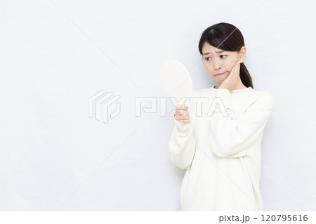 お肌の乾燥に悩むミドル女性 お肌の乾燥に悩むミドル女性 120795616
