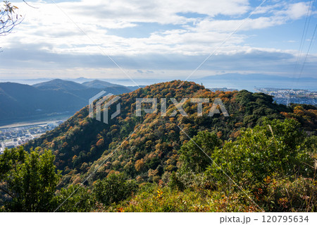 日本の兵庫県赤穂市の雄鷹台山の美しい秋の風景 120795634