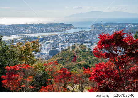 日本の兵庫県赤穂市の雄鷹台山の美しい秋の風景 120795640