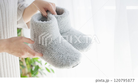 ルームシューズを持つ女性 120795877