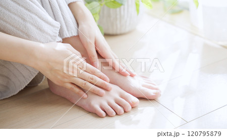 裸足の冷え性の女性 120795879