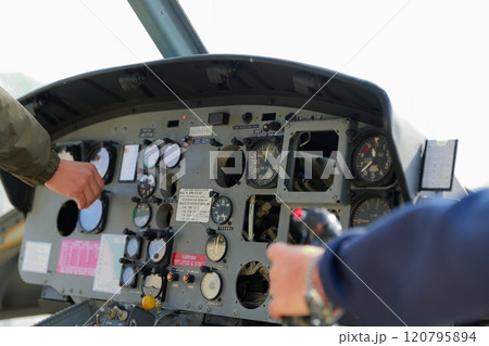 ヘリのコックピット 120795894