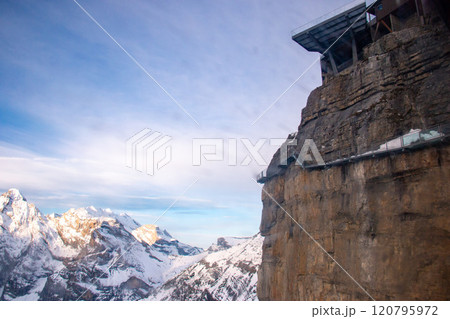 ビルクのスカイラインウォーク シルトホルン ミューレン ラウターブルンネン スイス ビルクのスカイラインウォーク シルトホルン ミューレン ラウターブルンネン スイス 120795972