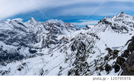 ビルクから シルトホルンとブリュムリスアルプ連峰の絶景 ミューレン ラウターブルンネン スイス ビルクから シルトホルンとブリュムリスアルプ連峰の絶景 ミューレン ラウターブルンネン スイス 120795978