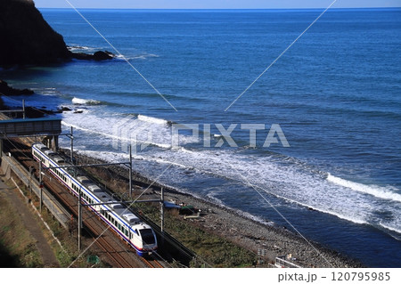 日本一海に近い駅のJR青海川駅を通過するE653系の特急しらゆき号__2024/12/2撮影 日本一海に近い駅のJR青海川駅を通過するE653系の特急しらゆき号__2024/12/2撮影 120795985