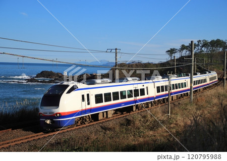 絶景の信越本線を駆け抜けるE653系の特急しらゆき号_2024/12/2撮影 120795988