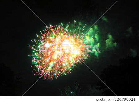 2024年の埼玉県川口市のたたら祭りの打ち上げ花火の風景 2024年の埼玉県川口市のたたら祭りの打ち上げ花火の風景 120796021