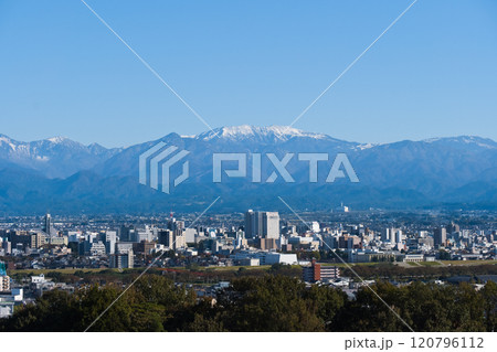 2024.22呉羽山から富山市街地と薬師岳北アルプス立山連峰 120796112