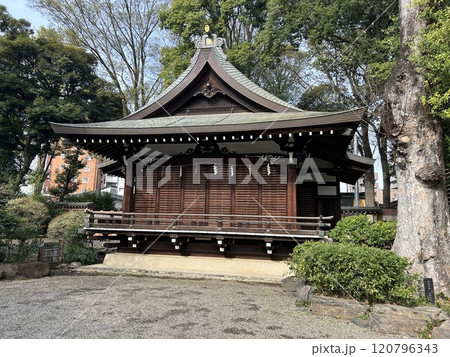 東京都府中市の神社、大國魂神社の神楽殿です。 東京都府中市の神社、大國魂神社の神楽殿です。 120796343