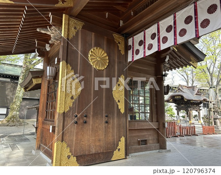 東京都府中市の神社、大國魂神社の随神門の左手の16菊花紋章です。 東京都府中市の神社、大國魂神社の随神門の左手の16菊花紋章です。 120796374