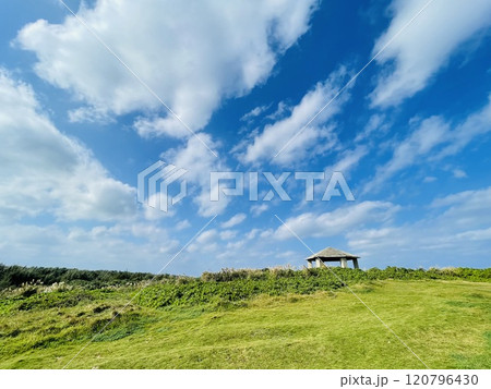 沖縄県宮古島市伊良部島にらある絶景スポット西海岸公園の展望台 沖縄県宮古島市伊良部島にらある絶景スポット西海岸公園の展望台 120796430