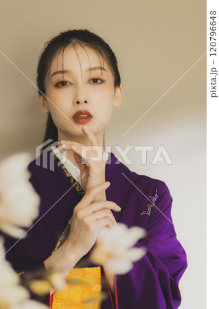 紫色の着物姿の若い女性　振袖 120796648