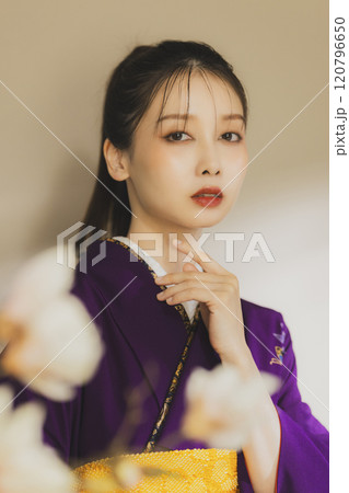 紫色の着物姿の若い女性 振袖 紫色の着物姿の若い女性 振袖 120796650