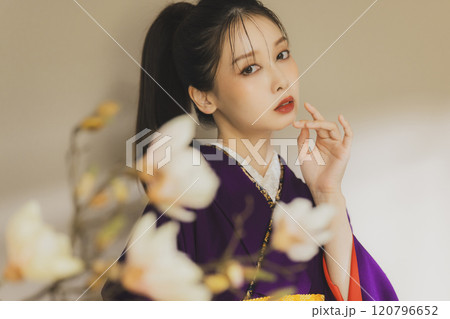 紫色の着物姿の若い女性　振袖 120796652