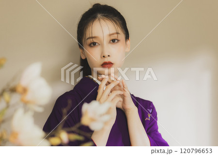 紫色の着物姿の若い女性　振袖 120796653