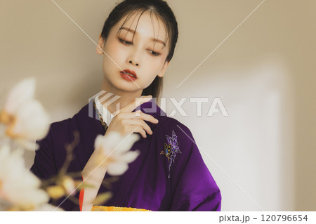 紫色の着物姿の若い女性 振袖 紫色の着物姿の若い女性 振袖 120796654