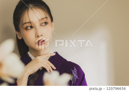 紫色の着物姿の若い女性 振袖 紫色の着物姿の若い女性 振袖 120796656