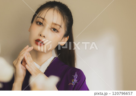 紫色の着物姿の若い女性 振袖 紫色の着物姿の若い女性 振袖 120796657