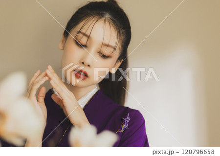 紫色の着物姿の若い女性　振袖 120796658