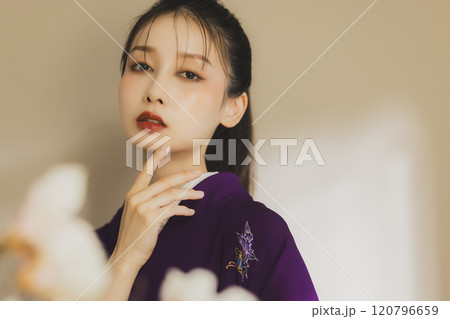 紫色の着物姿の若い女性 振袖 紫色の着物姿の若い女性 振袖 120796659