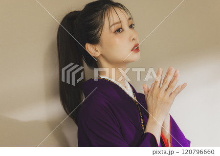 紫色の着物姿の若い女性　振袖 120796660