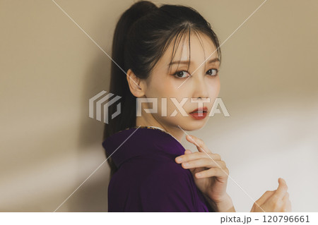 紫色の着物姿の若い女性　振袖 120796661
