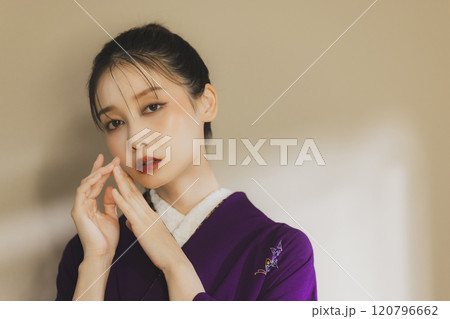 紫色の着物姿の若い女性　振袖 120796662