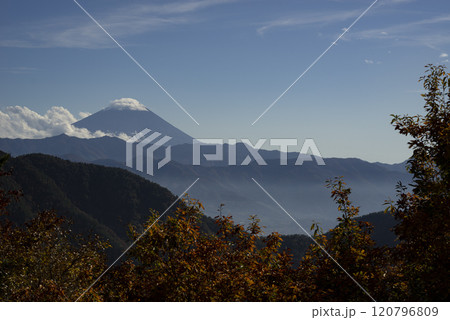 山梨県甲府市から見た秋の富士山 120796809