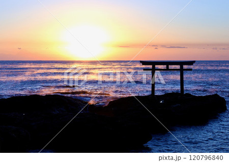 大洗海岸の朝日 12月上旬 大洗海岸の朝日 12月上旬 120796840