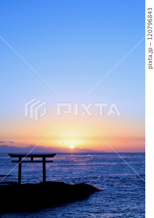 大洗海岸の朝日　12月上旬 120796843