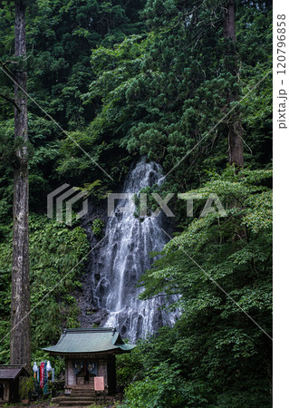 山形県鶴岡市羽黒山須賀の滝 120796858
