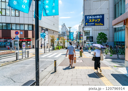 【東京都】たくさんの建物が並ぶ自由が丘駅の駅前 【東京都】たくさんの建物が並ぶ自由が丘駅の駅前 120796914