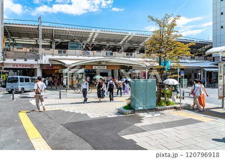 【東京都】爽やかな夏の青空が広がる自由が丘駅 【東京都】爽やかな夏の青空が広がる自由が丘駅 120796918