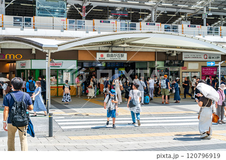 【東京都】たくさんの人が行き交う自由が丘駅 120796919