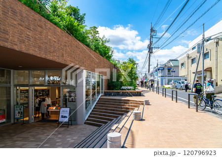 【東京都】爽やかな夏の青空が広がる自由が丘 【東京都】爽やかな夏の青空が広がる自由が丘 120796923