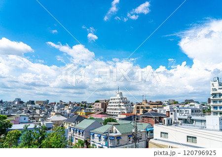 【東京都】爽やかな夏の青空が広がる自由が丘の街並み 【東京都】爽やかな夏の青空が広がる自由が丘の街並み 120796925