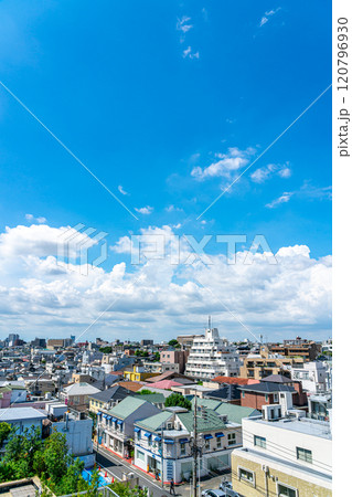 【東京都】爽やかな夏の青空が広がる自由が丘の街並み 120796930