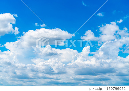 大きな雲が広がる夏の爽やかな大空 120796932