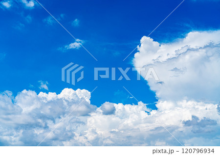 大きな雲が広がる夏の爽やかな大空 120796934