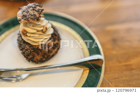 皿に盛りつけられたシュークリーム 皿に盛りつけられたシュークリーム 120796971