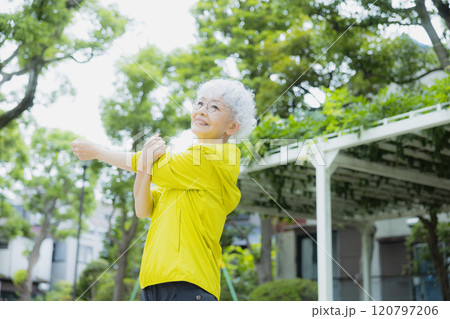スポーツウェアのシニア女性 スポーツウェアのシニア女性 120797206