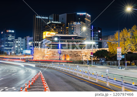 ソウル　南大門（崇礼門）　夜景 120797466
